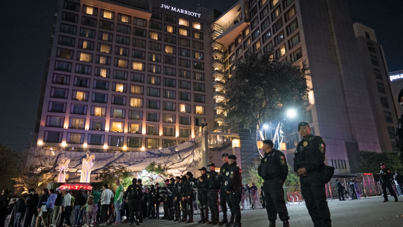 墨西哥球迷夜袭英格兰酒店，世界杯主场氛围延续到场外